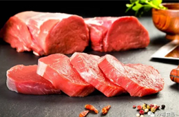 今天下午萬噸儲備肉再入市，豬肉價格已連降12周