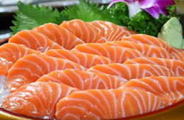 三文魚是怎么游進新發地的？一塊“染毒”案板，撬開它背后的產業鏈