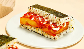 奧爾良雞肉搭配三色藜麥，這樣創新的大塊飯團才可以大賣