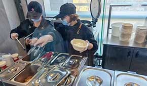 庫迪賣盒飯、檸季賣烤腸…茶飲店開辟副業，凍品小吃大有機會